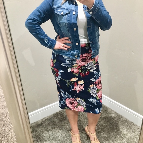 Plus Size Navy Floral Pencil Skirt - Picture 3 of 7